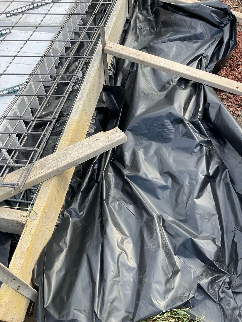 Slab underlay without the continuous printed marking the standard requires, found during a slab pre-pour inspection in Altona North